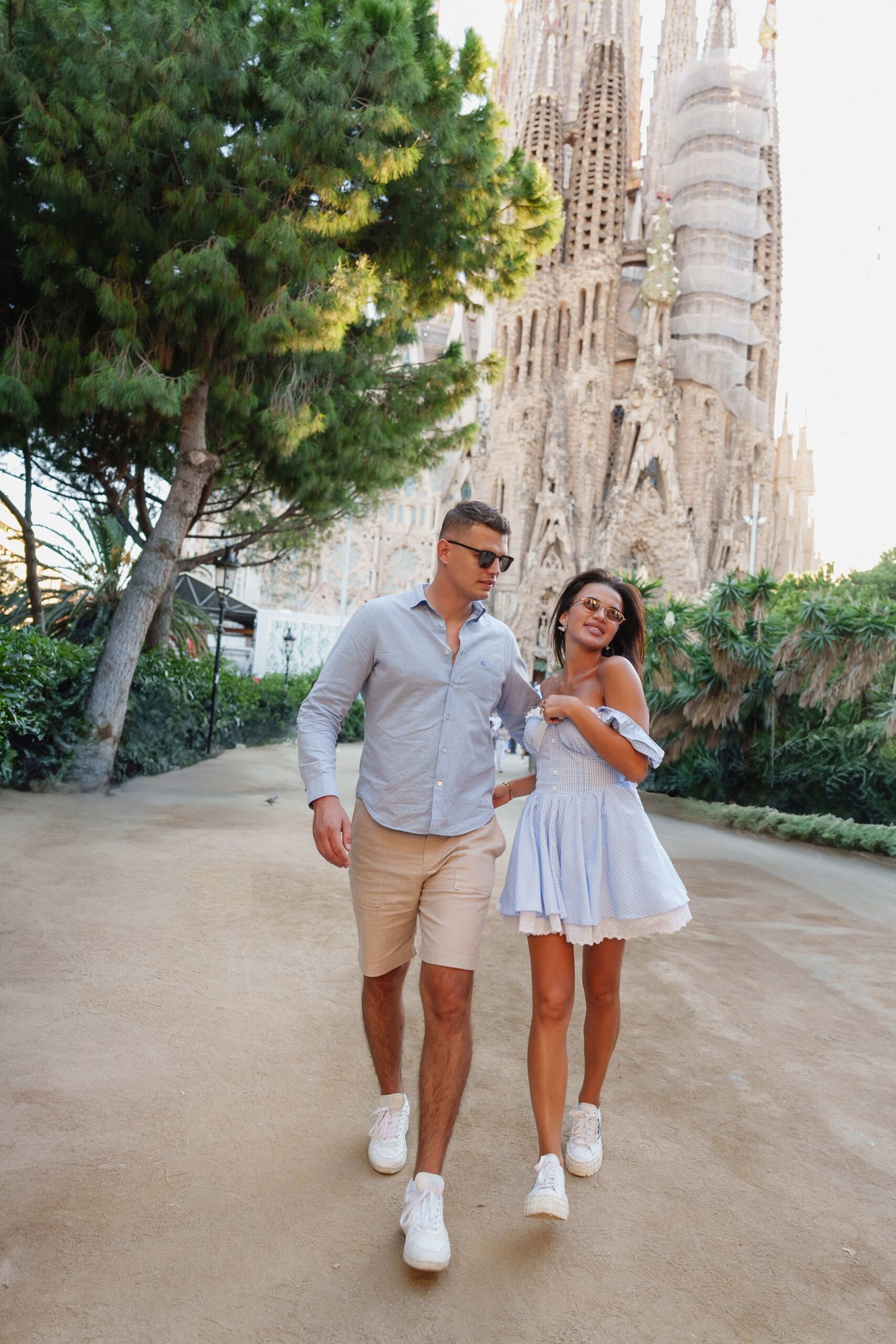 01-3c4019b5-2500 A couple kissing in front of the Barcelona Cathedral photographed by photoMagic Barcelona Olga Sam