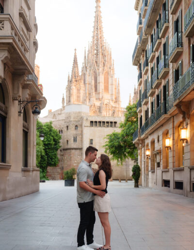 A couple kissing in front of the Barcelona Cathedral photographed by photoMagic Barcelona Olga Sam