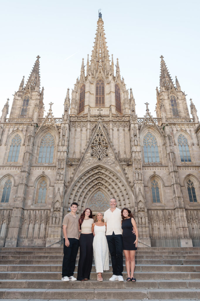 Family photoshoot in front of the Barcelona Cathedral