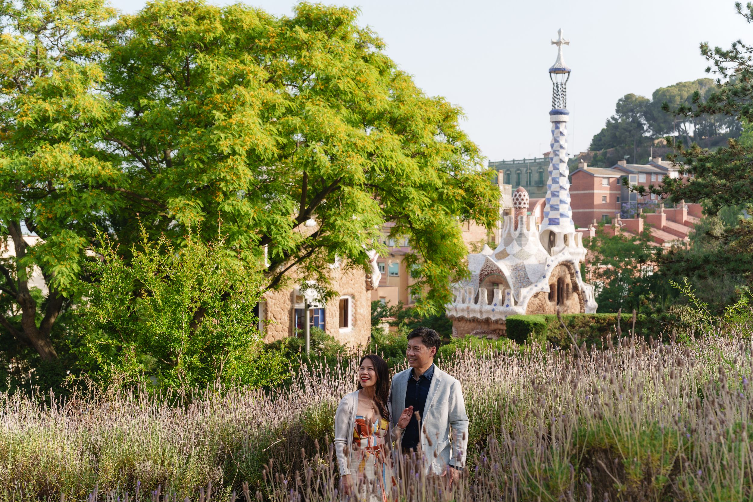 barcelona-06-13-2025-birthday-43_original-160ea72e-2500 A couple kissing in front of the Barcelona Cathedral photographed by photoMagic Barcelona Olga Sam