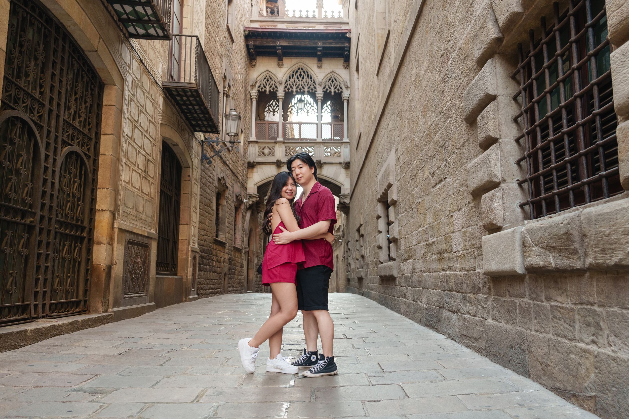 barcelona-08-09-2025-couples-trip-28_original-125aef32-2500 Wedding couple portrait at Masic Victoria photograped by PhotoMagic Bracelona Olga Sam